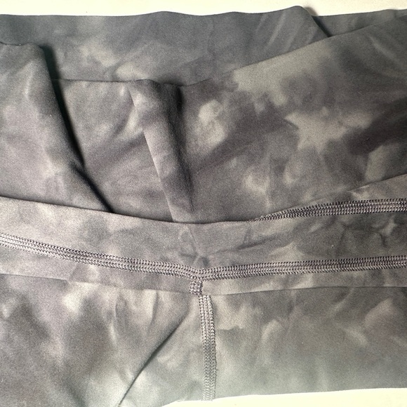 like new lululemon align shorts ~ size 6 ~ 7-inch ~ black camo - Picture 5 of 5